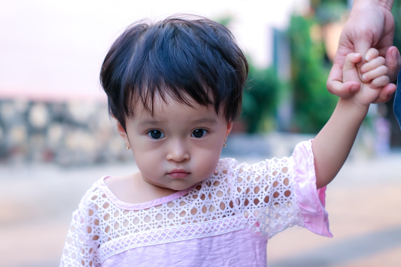 试管代生的孩子喊名不应如何训练（小孩喊名字不应答）