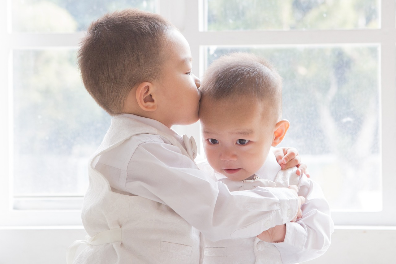 试管代生的孩子和奶奶亲怎么办（小孩跟奶奶亲怎么办）