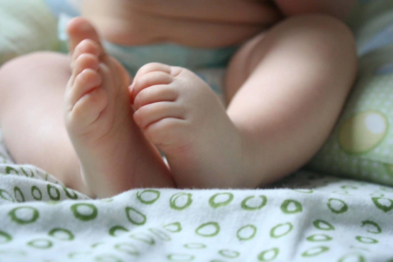 代妈公司两个月的孕妈供卵生的宝宝不会抬头（两个月的孕妈供卵生的宝宝不会抬头正常吗）